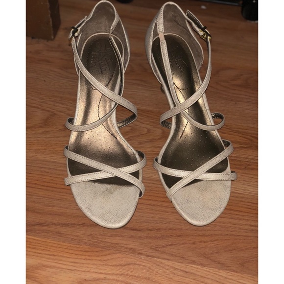 DSW Gold/Nude Kitty Heel - Picture 2 of 3